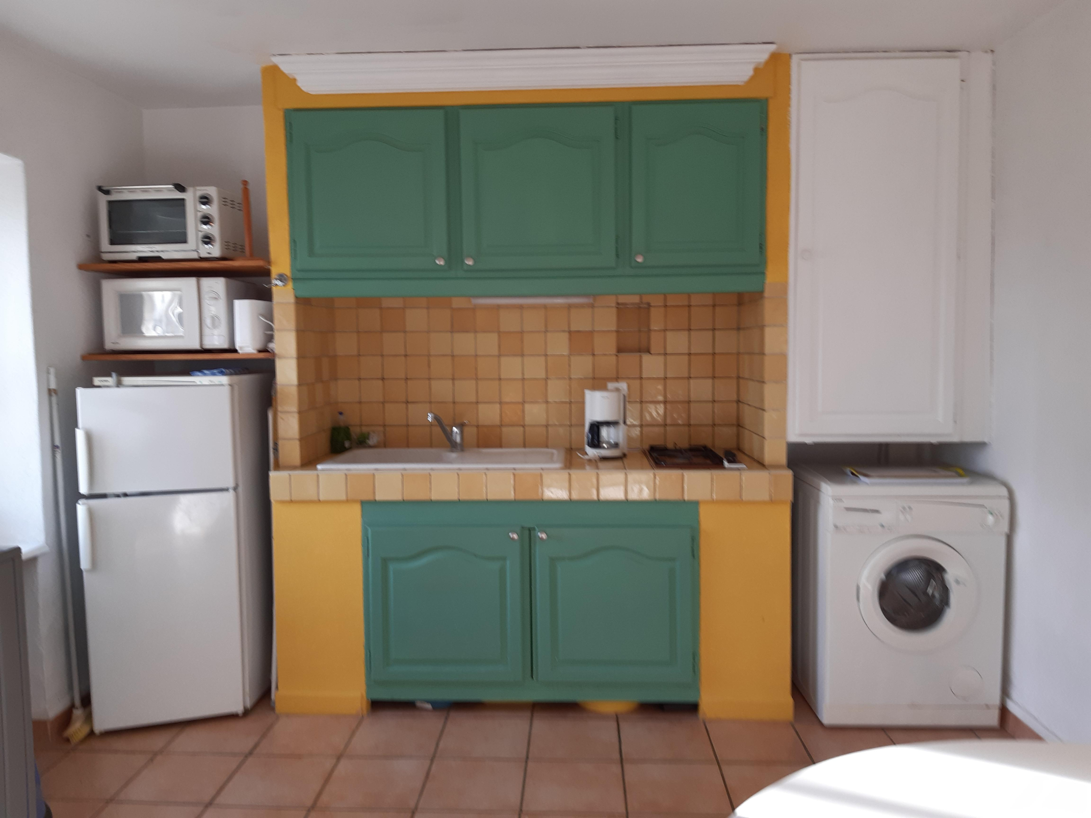 Ausgestattete Küche des Cabanons in Gordes mit Kühlschrank, Mikrowelle und Waschmaschine