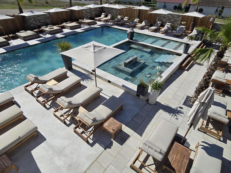 Pool und Loungebereich der Loges du Luberon mit Blick auf das Massiv