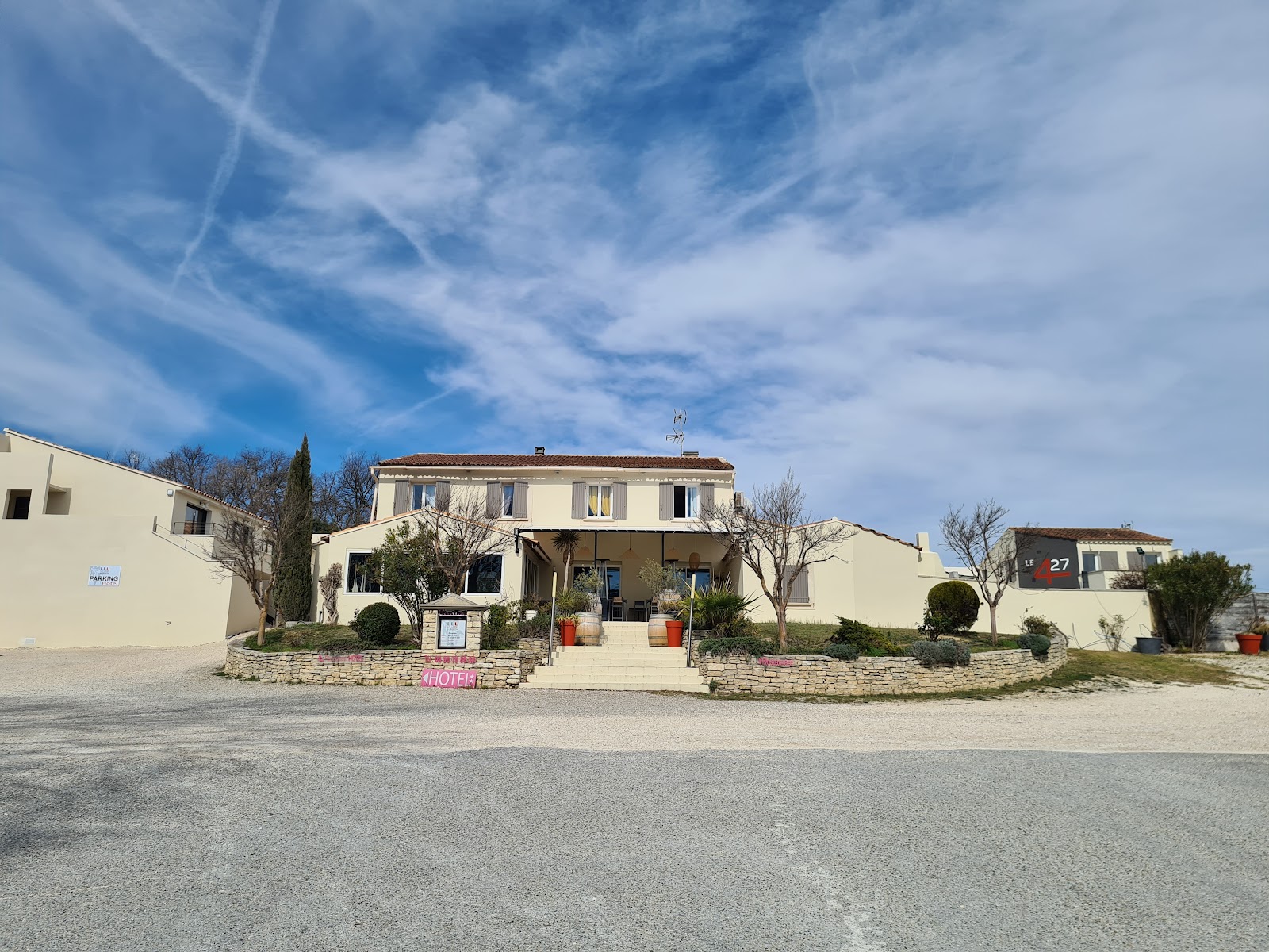 Les Loges du Luberon, 3-Sterne-Hotel mit Blick auf das Luberon-Massiv