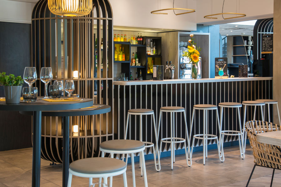 Moderne Bar und Speisesaal im Hotel Ibis Styles Pertuis mit schicker und gemütlicher Einrichtung