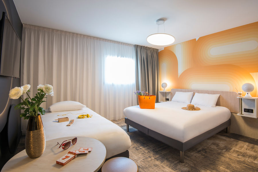 Doppelzimmer im Hotel Ibis Styles Pertuis mit moderner und heller Dekoration