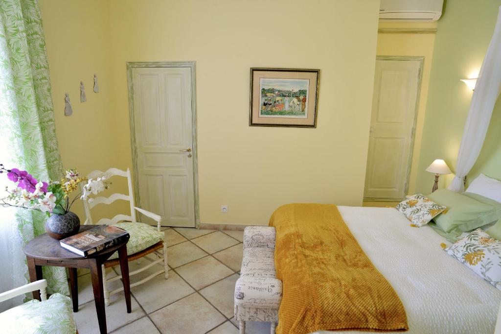 Helles und gemütliches Zimmer mit provenzalischer Dekoration, gelegen in der Fontaine des Magnarelles im Luberon