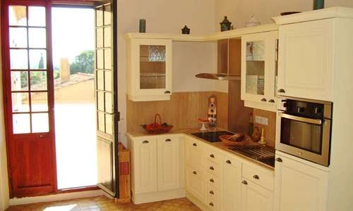 Cuisine s'ouvrant sur la terrasse privativeLes Oliviers