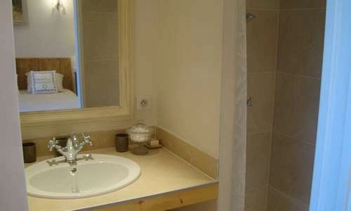 vasque salle d'eau attenante à la chambre