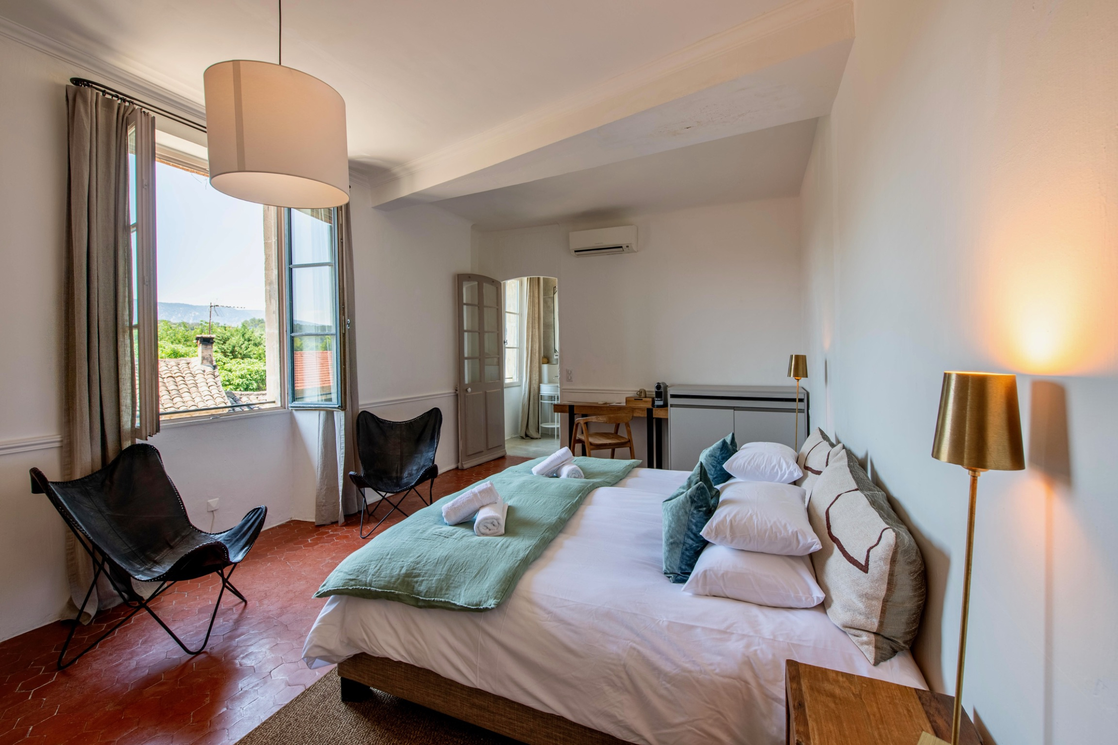 Schlafzimmer des Studio Bonnieux in Les Beaumettes mit Kingsize-Bett und Blick auf den Luberon
