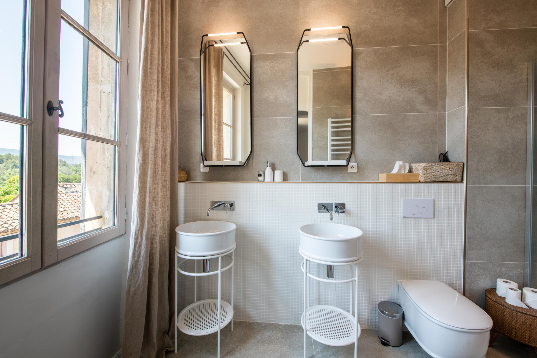 Badezimmer des Studio Bonnieux in Les Beaumettes mit Doppelwaschbecken und bodengleicher Dusche