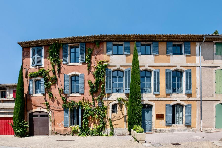 Provenzalische Fassade von Au Ralenti du Lierre in Les Beaumettes im Luberon