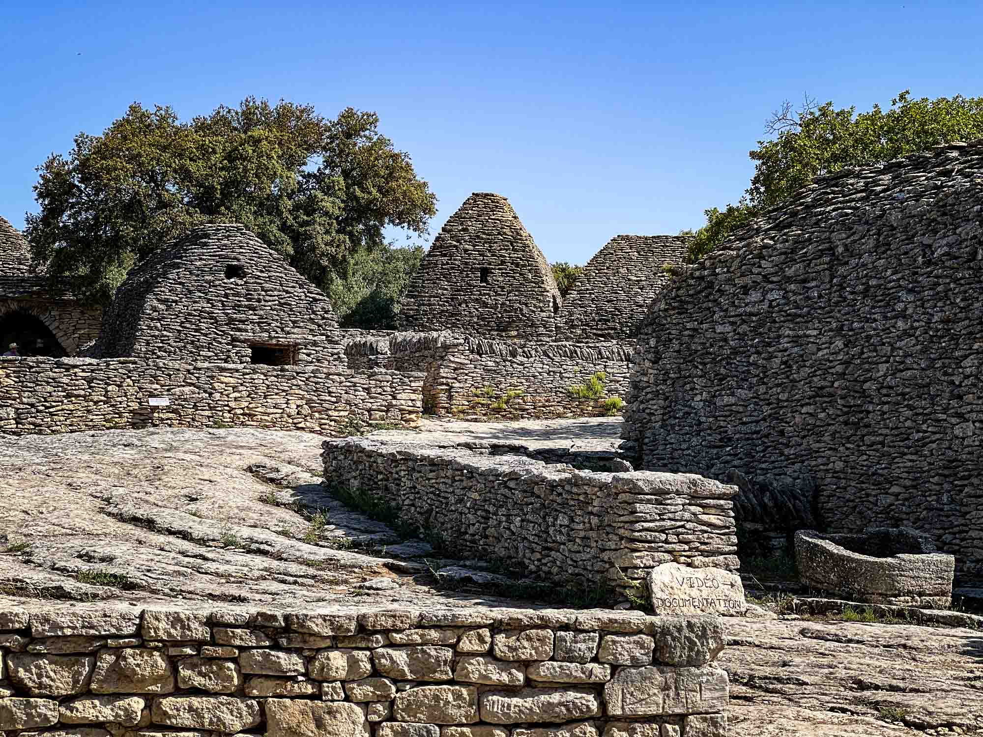 Ansicht vonu Das Dorf des Bories in Gordes avec cabanes en pierre sèche dans le Luberon