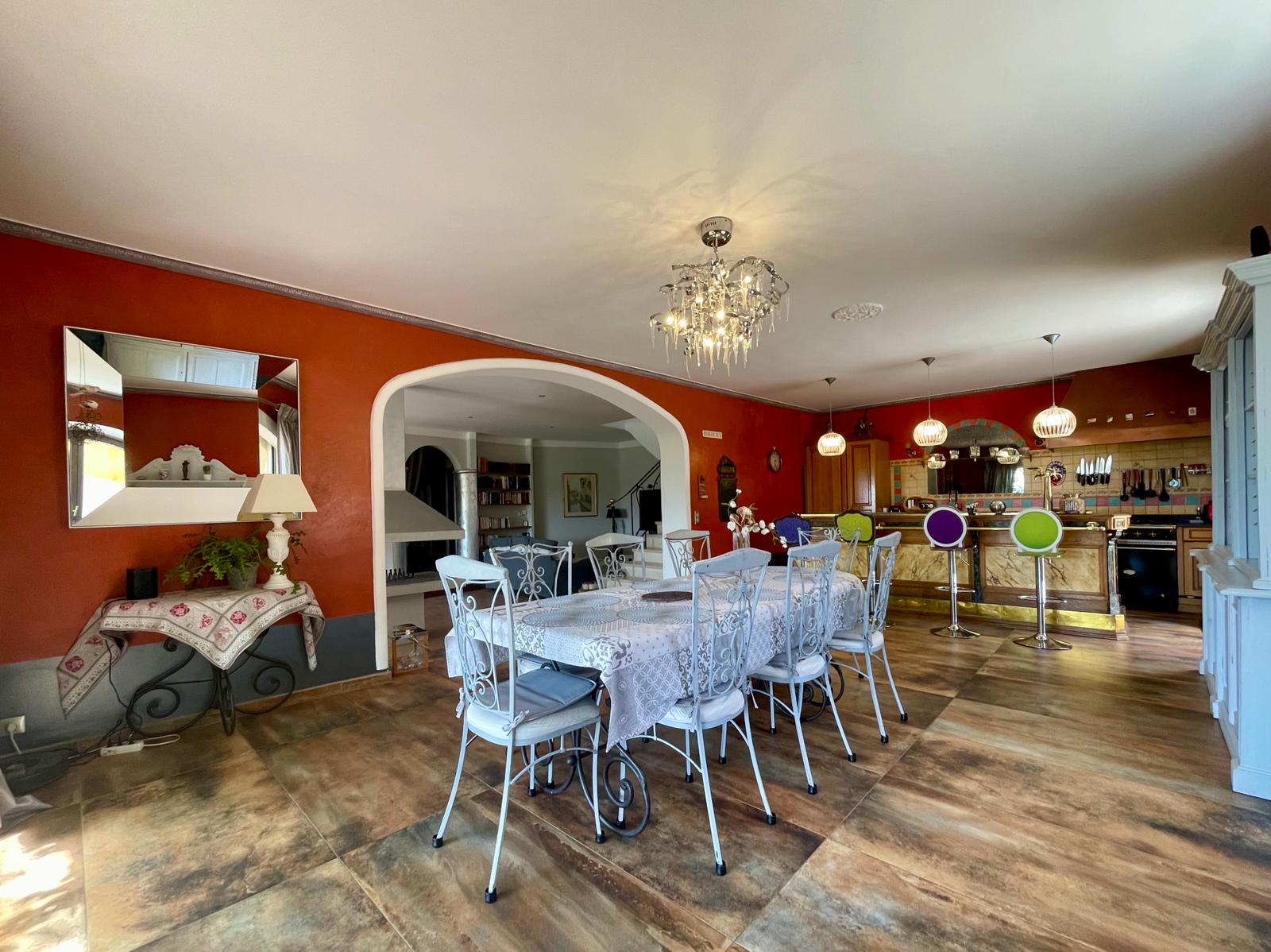 Helles Esszimmer mit offener Küche im Domaine Les Félibrés, das Eleganz und Modernität vereint.