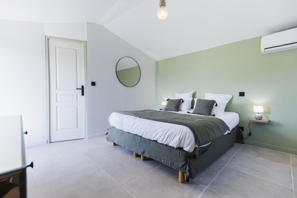 Zimmer Voile de Soie bei Manon en Luberon, rustikaler provenzalischer Charme mit Natursteinwänden