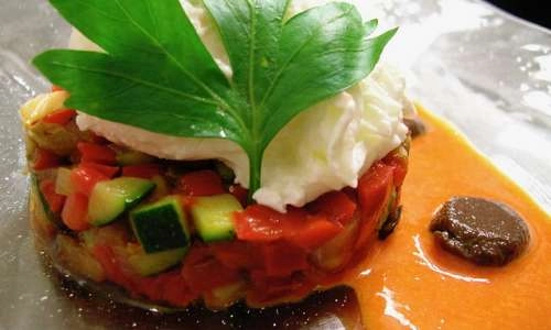 Ratatouille, oeuf poché, coulis d poivrons