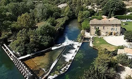 Vue de l'aqueduc de Fontaine de vaucluse