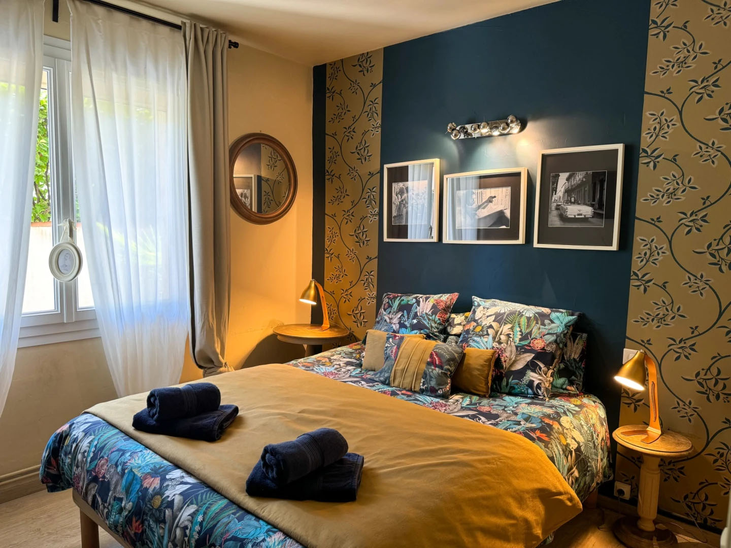 Ein stilvolles Schlafzimmer mit einer blauen und goldfarbenen Dekoration, das eine gemütliche und warme Atmosphäre im Nid d'Ange en Provence bietet.