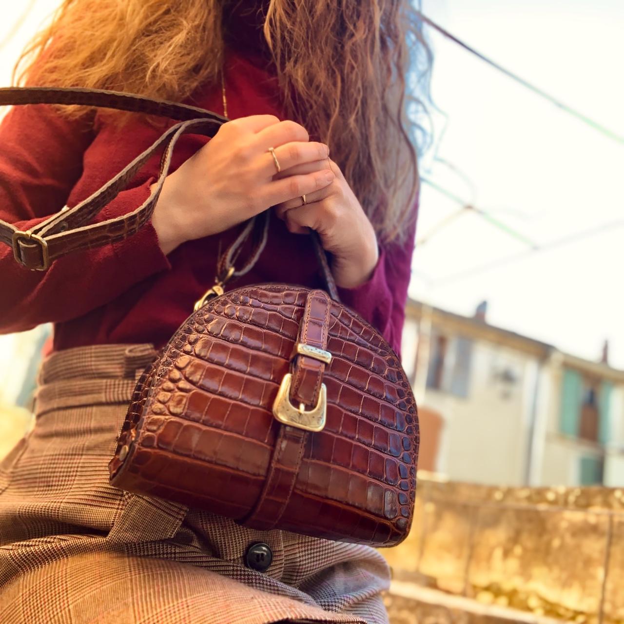 Handgefertigte Ledertasche von Maison Rottier als Umhängetasche im Luberon getragen