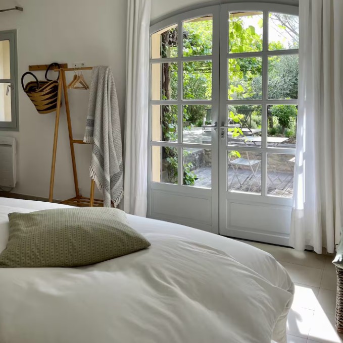 Zimmer Vert Sauge in Cabrières-d'Avignon mit Blick auf den Garten, im Luberon