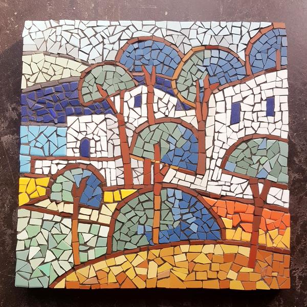 Künstlerisches Mosaik, das eine mediterrane Landschaft mit Bäumen und Häusern darstellt
