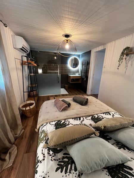 Schlafzimmer im Cocoon Cosy mit XXL-Dusche und gemütlicher Einrichtung