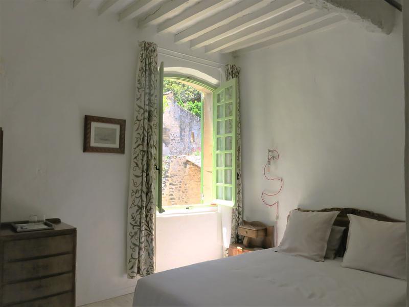 Helles Zimmer mit Blick auf die Stadtmauer