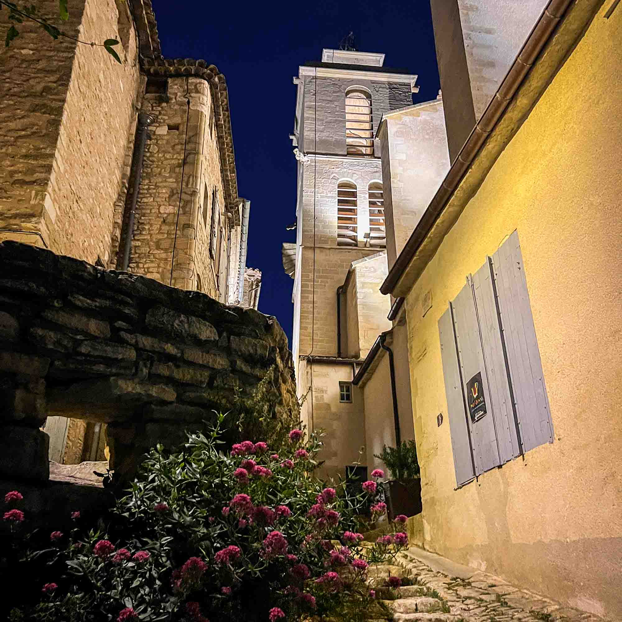 Abendführung durch Gordes, ein Bergdorf im Luberon, bei Einbruch der Dunkelheit