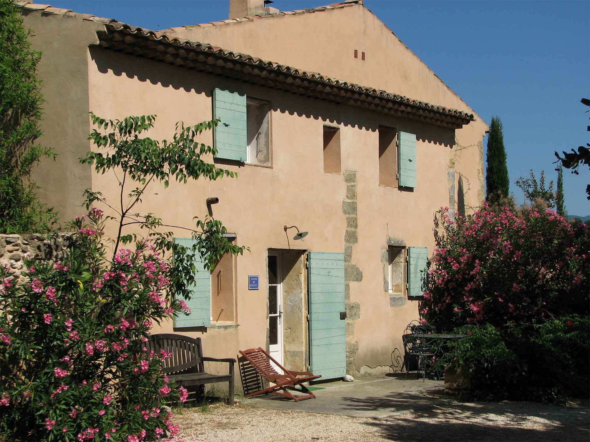 Fassade der Maison de Rosalie auf dem Domaine du Coffre, charmantes Ferienhaus im Luberon