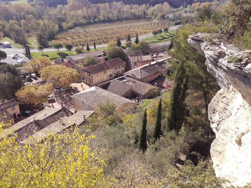 Blick auf den Garrigues-Spaziergang in Beaumettes im Luberon