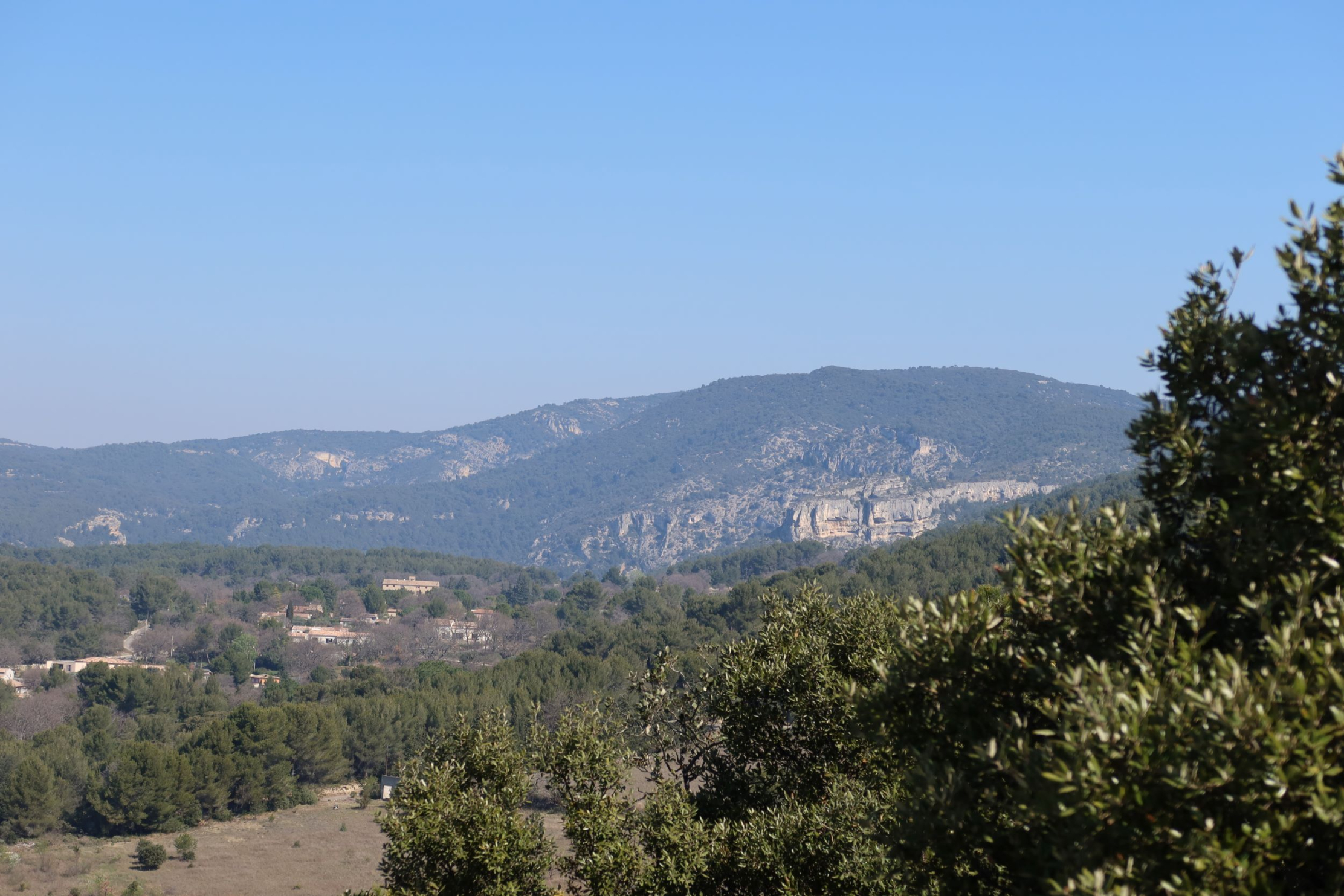 Blick auf den Entdeckungspfad von Lagnes im Luberon