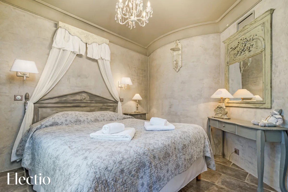Elegantes Doppelzimmer der Loggia 4 Genêt mit 160 cm Bett, antikem Spiegel und provenzalischer Dekoration