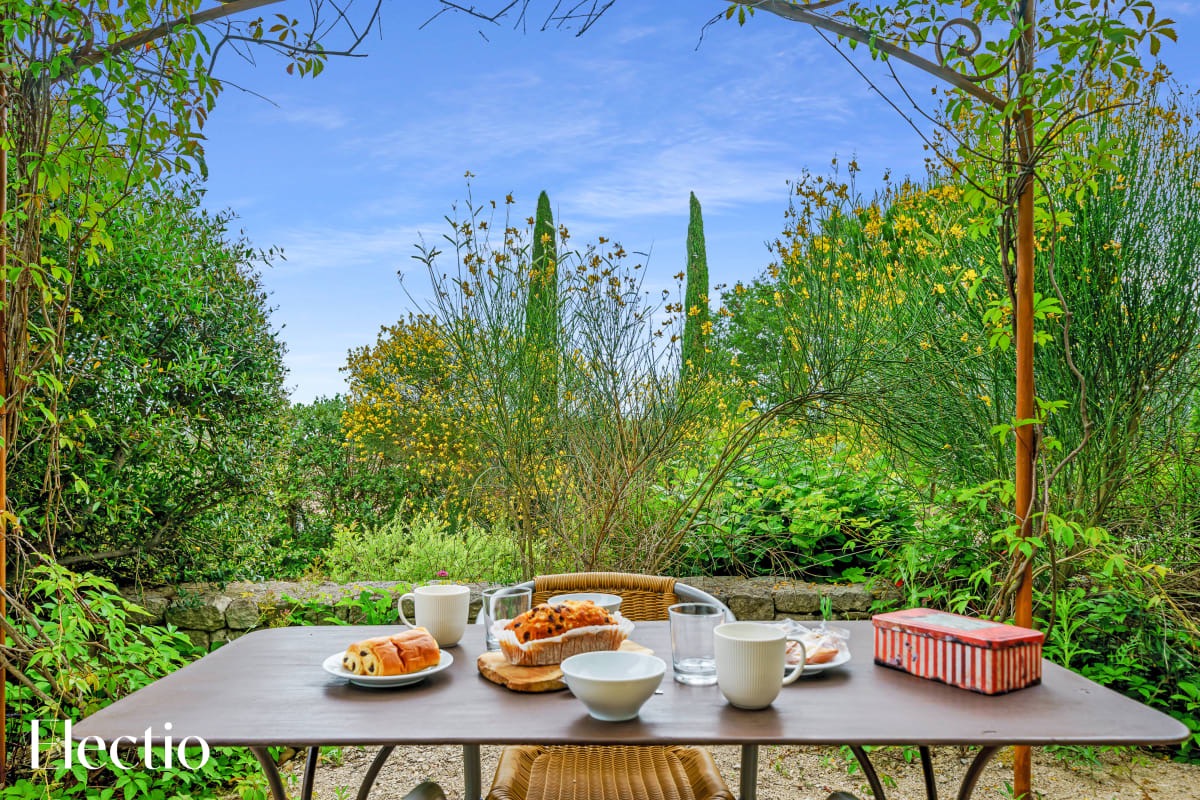 Frühstück auf der Terrasse der Loggia 4 Genêt, umgeben von typischer provenzalischer Vegetation