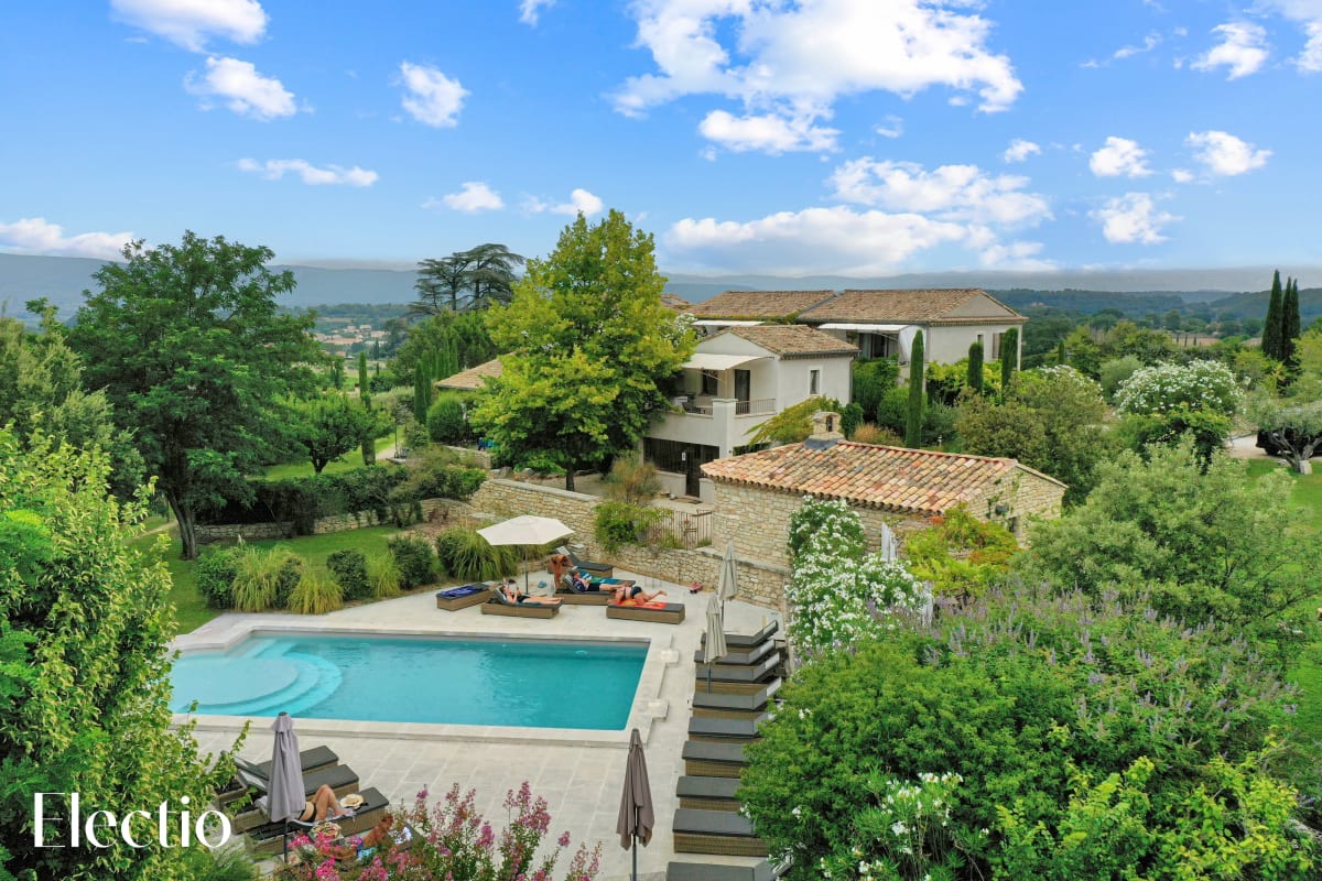 Übersicht der Résidenz Les Petitons mit Pool und angelegtem Garten in Oppède im Luberon