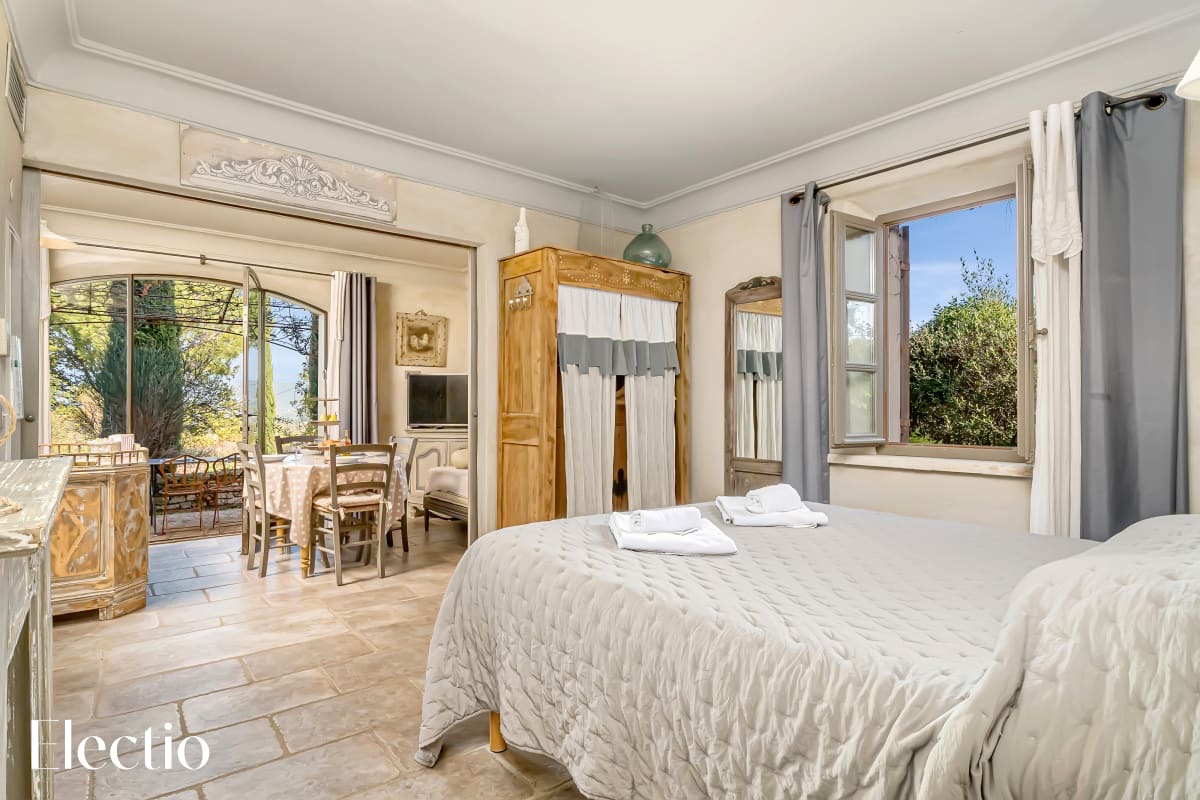 Helles Schlafzimmer mit Doppelbett und Gartenblick in der Loggia 3 Romarin