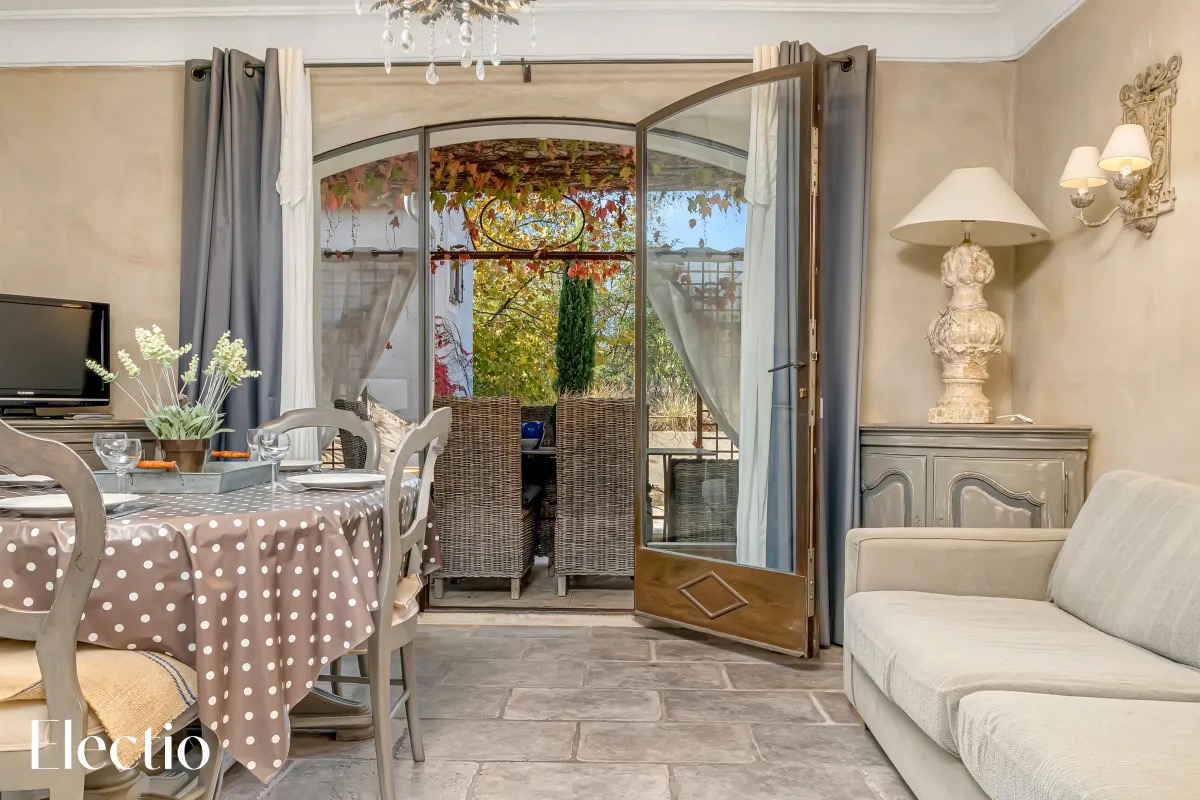 Helles Wohnzimmer mit Zugang zur schattigen Terrasse des Loggia 2 Glycine