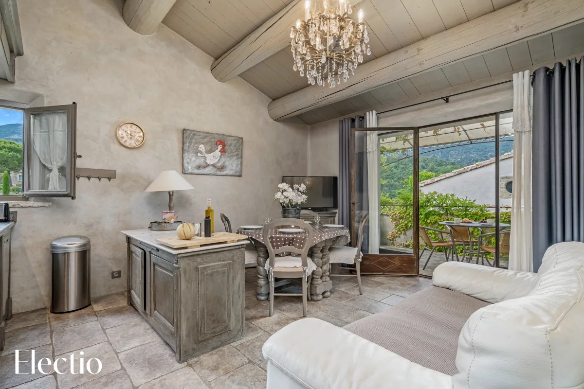 Helles Wohnzimmer mit offener Küche und Zugang zur Terrasse – Loggia 7 Cyprès, Résidence Les Petitons in Oppède