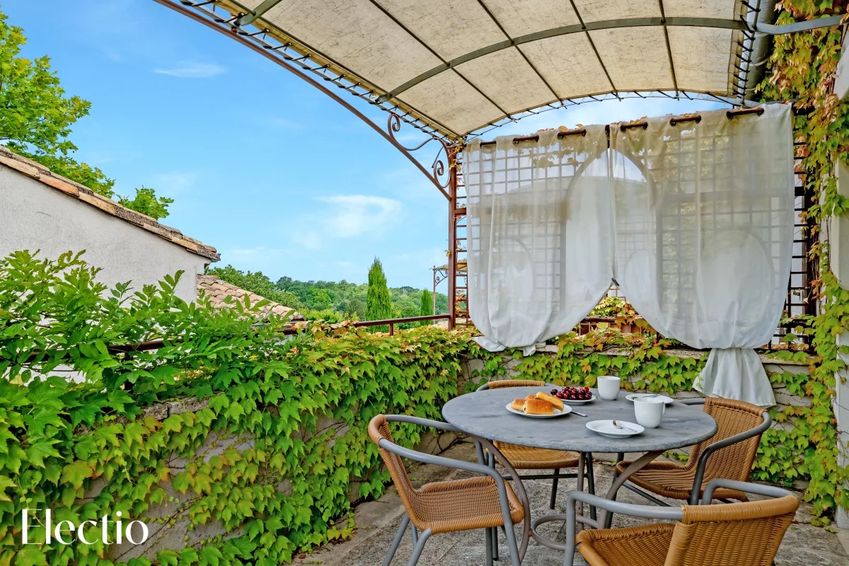 Beschattete private Terrasse mit Tisch und Stühlen – Loggia 7 Cyprès, Résidence Les Petitons