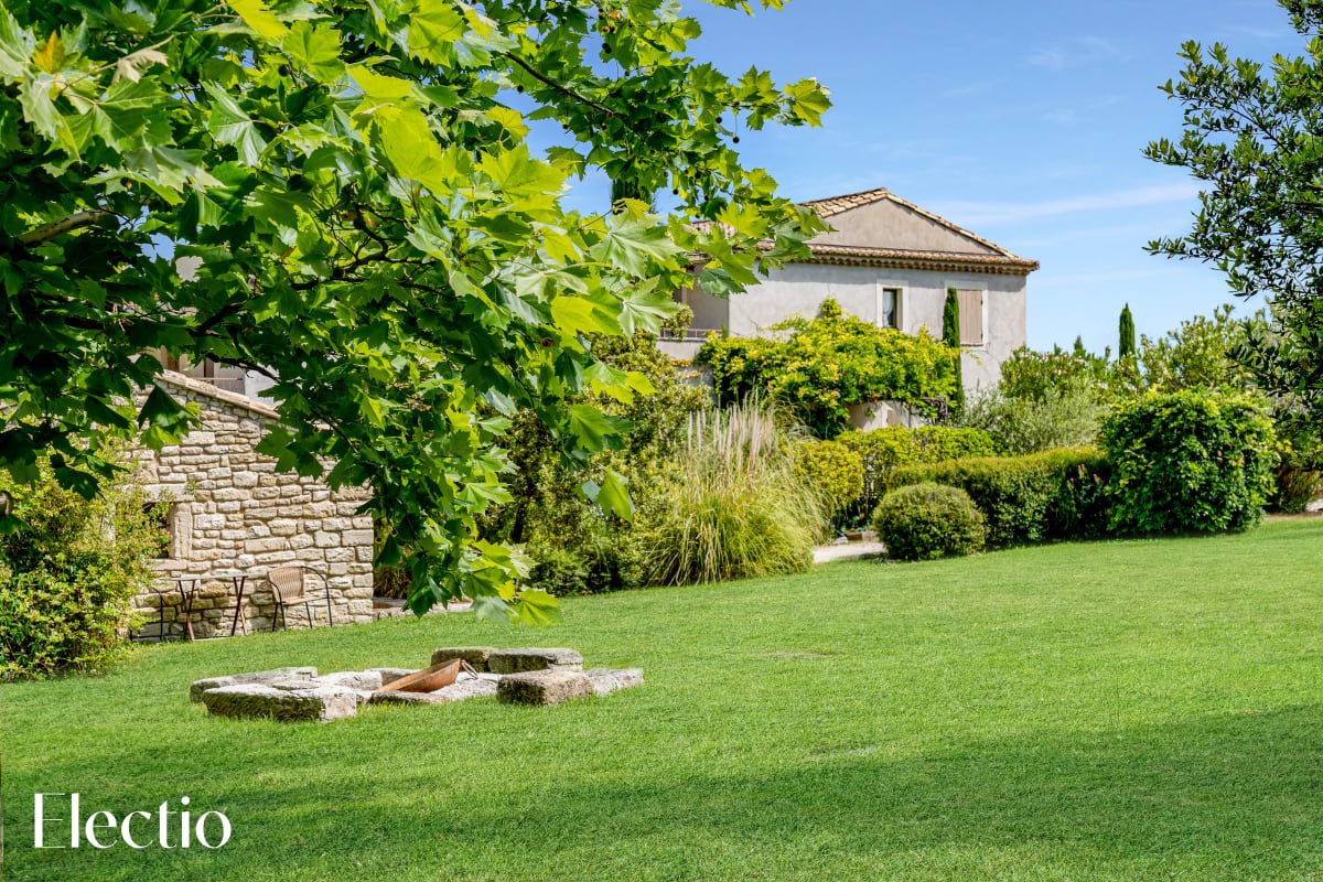 Blick auf den gepflegten Garten und die Résidence Les Petitons in Oppède, Luberon