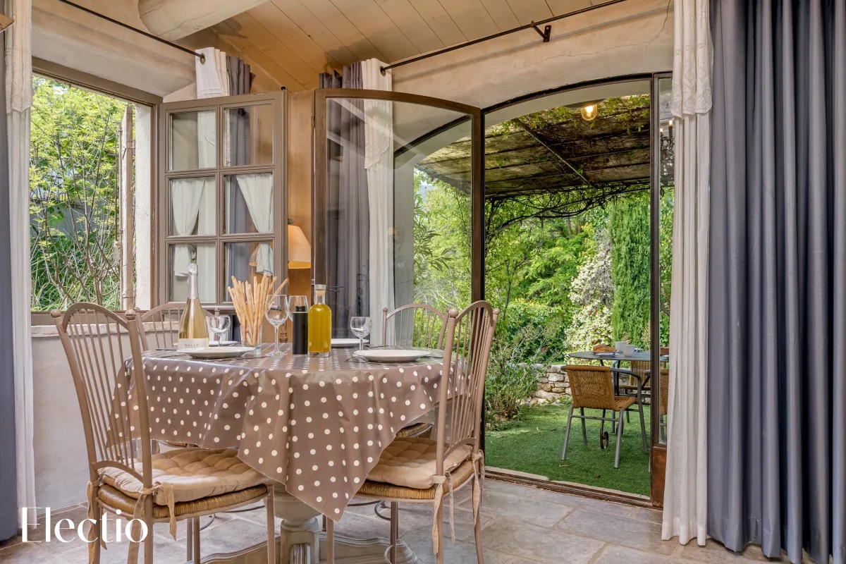 Heller Essbereich mit Gartenblick – Loggia 5 Rosier in Oppède