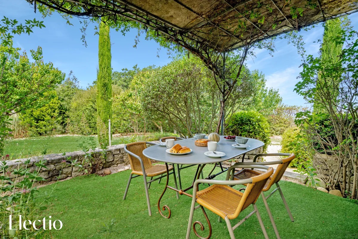 Schattige private Terrasse mit Frühstückstisch – Loggia 5 Rosier