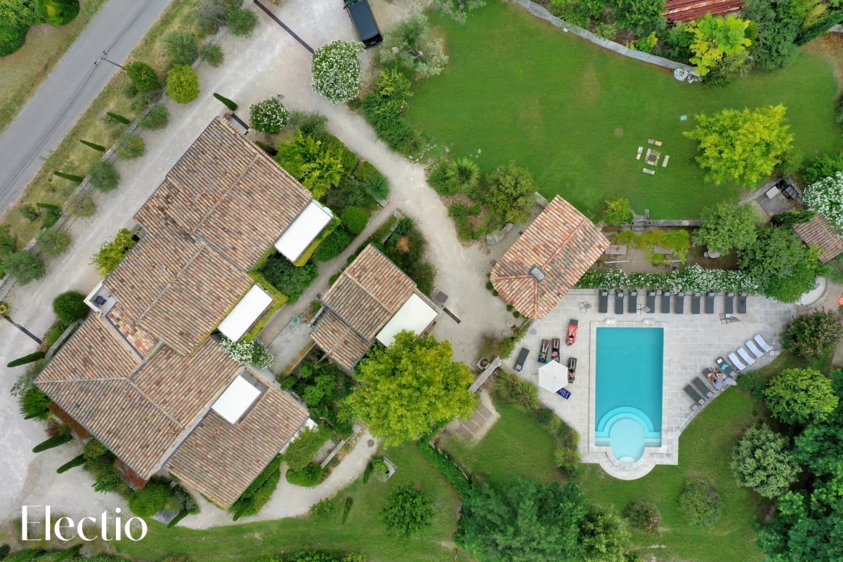 Luftaufnahme der Résidence Les Petitons mit Pool und Garten