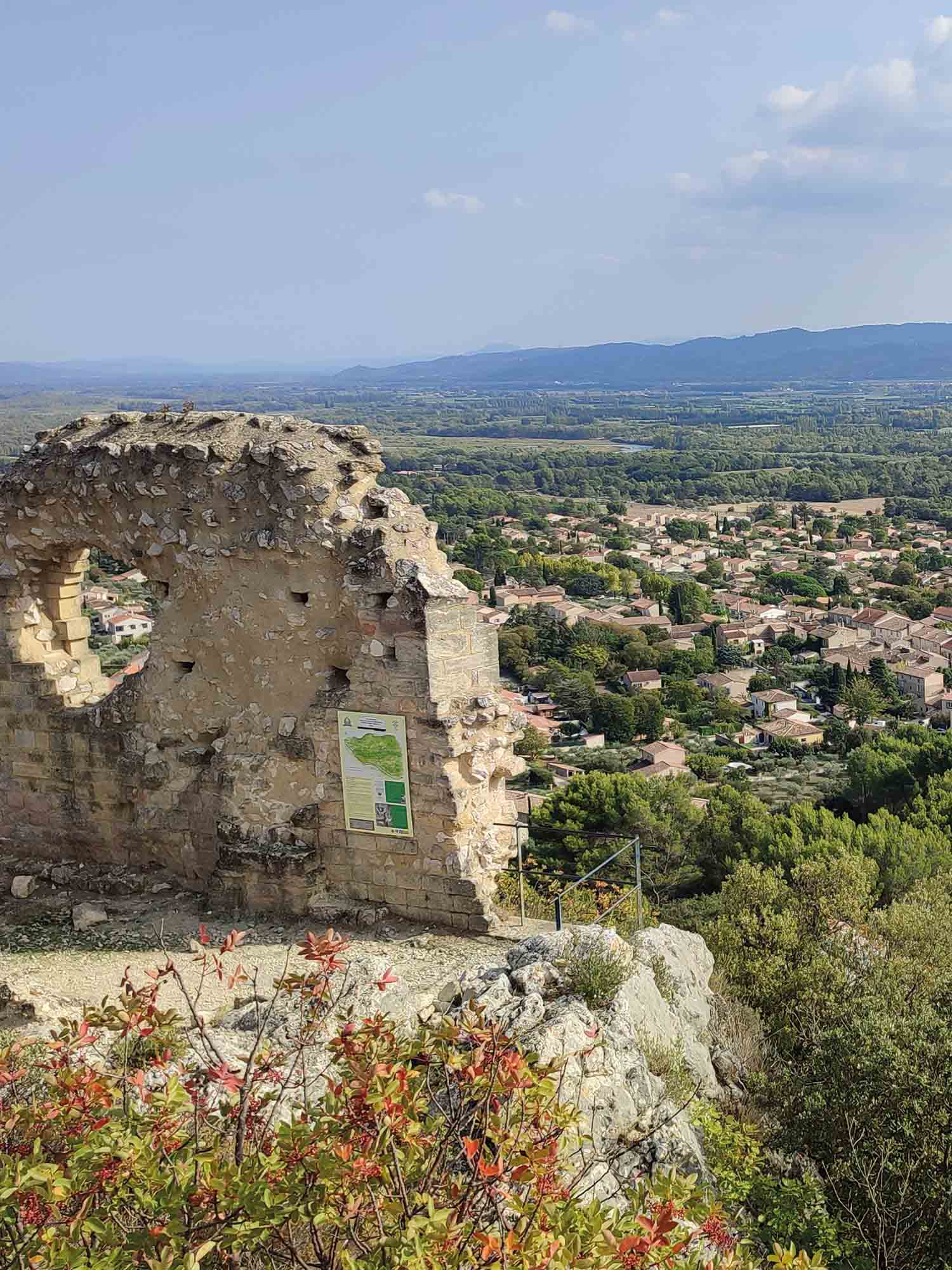 Überreste der Befestigungen von Mérindol mit Blick auf das Durance-Tal