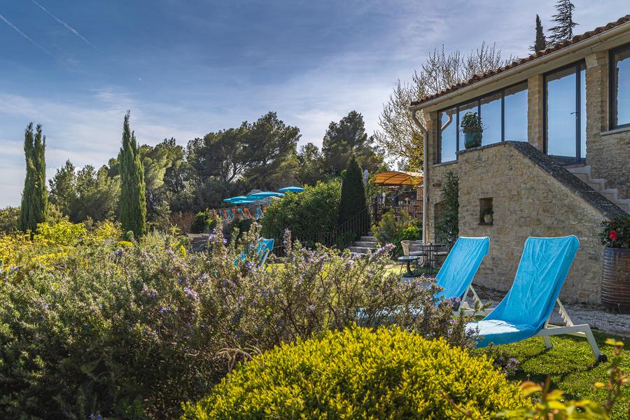 Gepflegte Gartenanlage des Palais d’Aglaé mit Ruhebereichen im Luberon