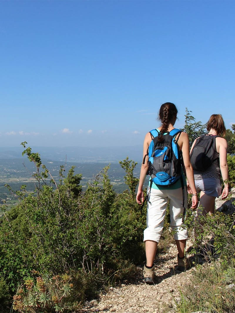 Zwei Wanderinnen auf einem Gratpfad im Petit Luberon