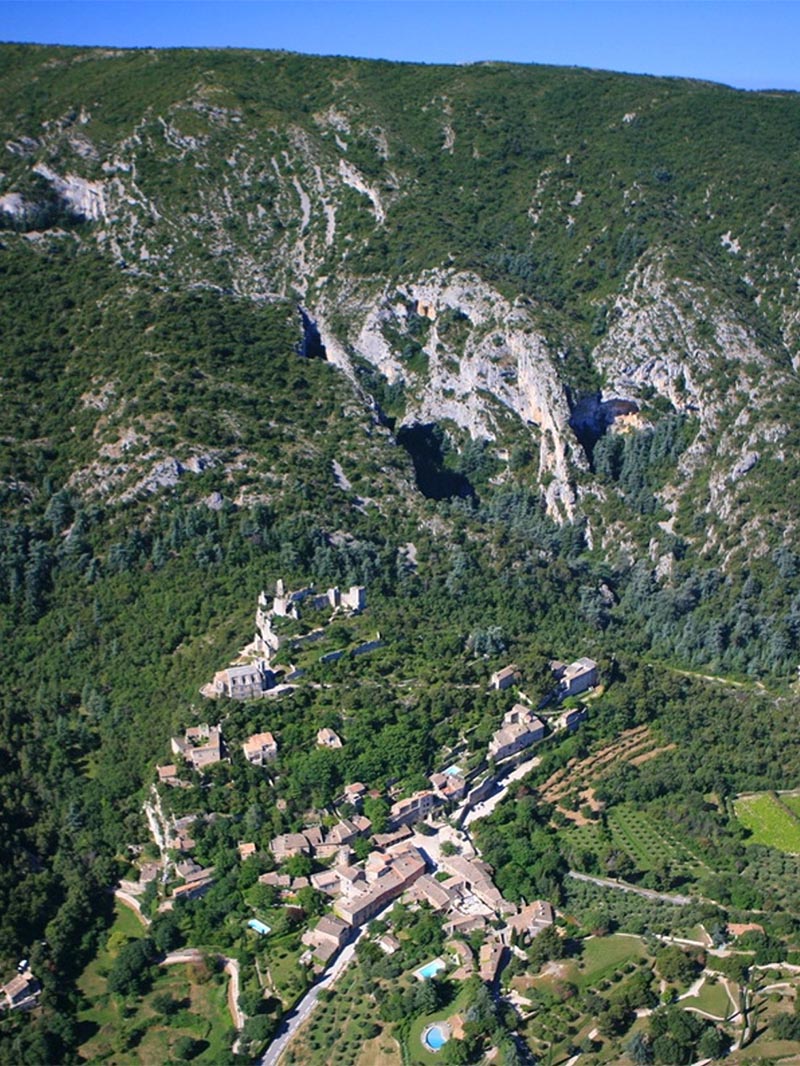 Luftaufnahme von Oppède-le-Vieux und den Graten des Petit Luberon
