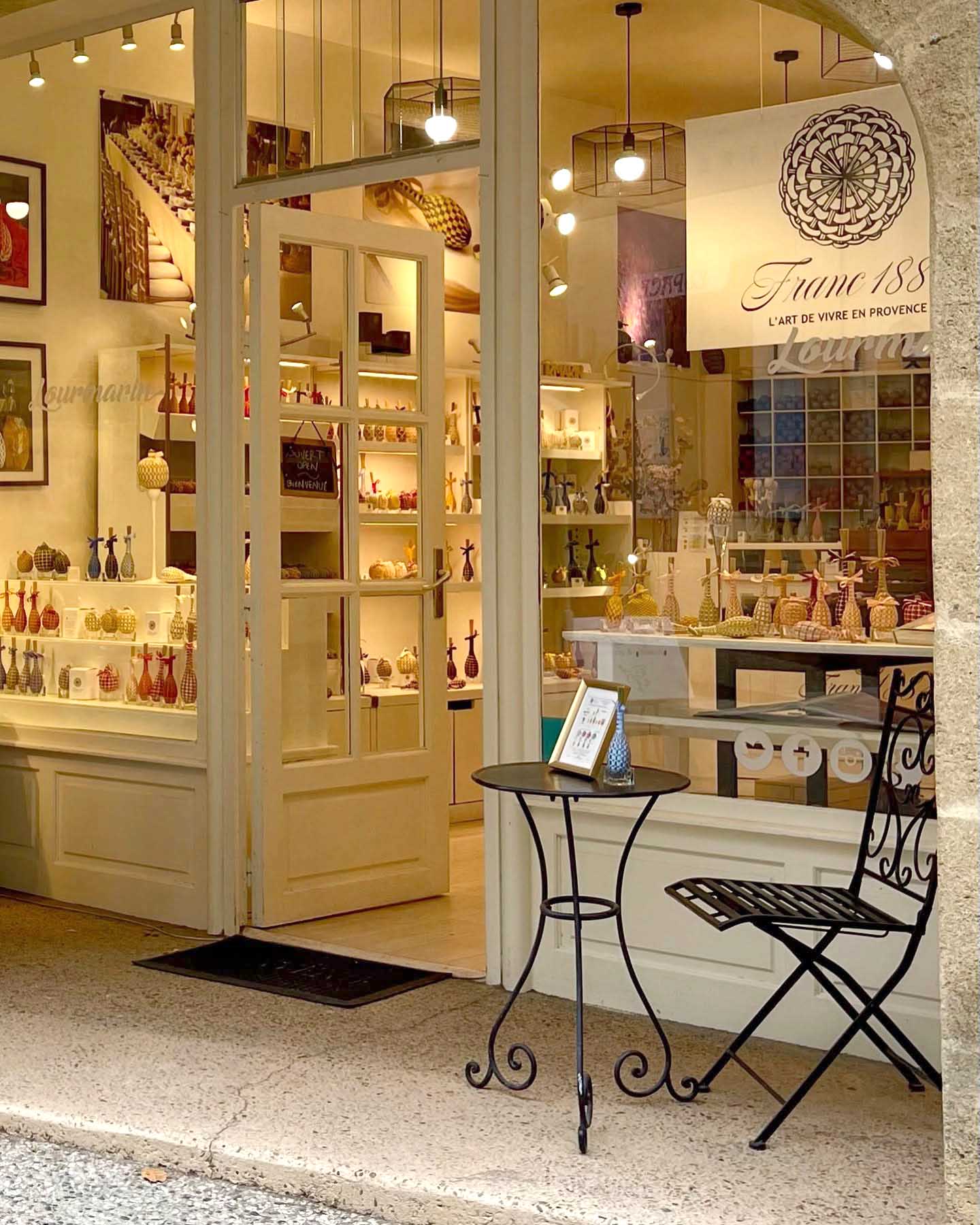 Einladender Eingang der Boutique Franc 1884 in Lourmarin
