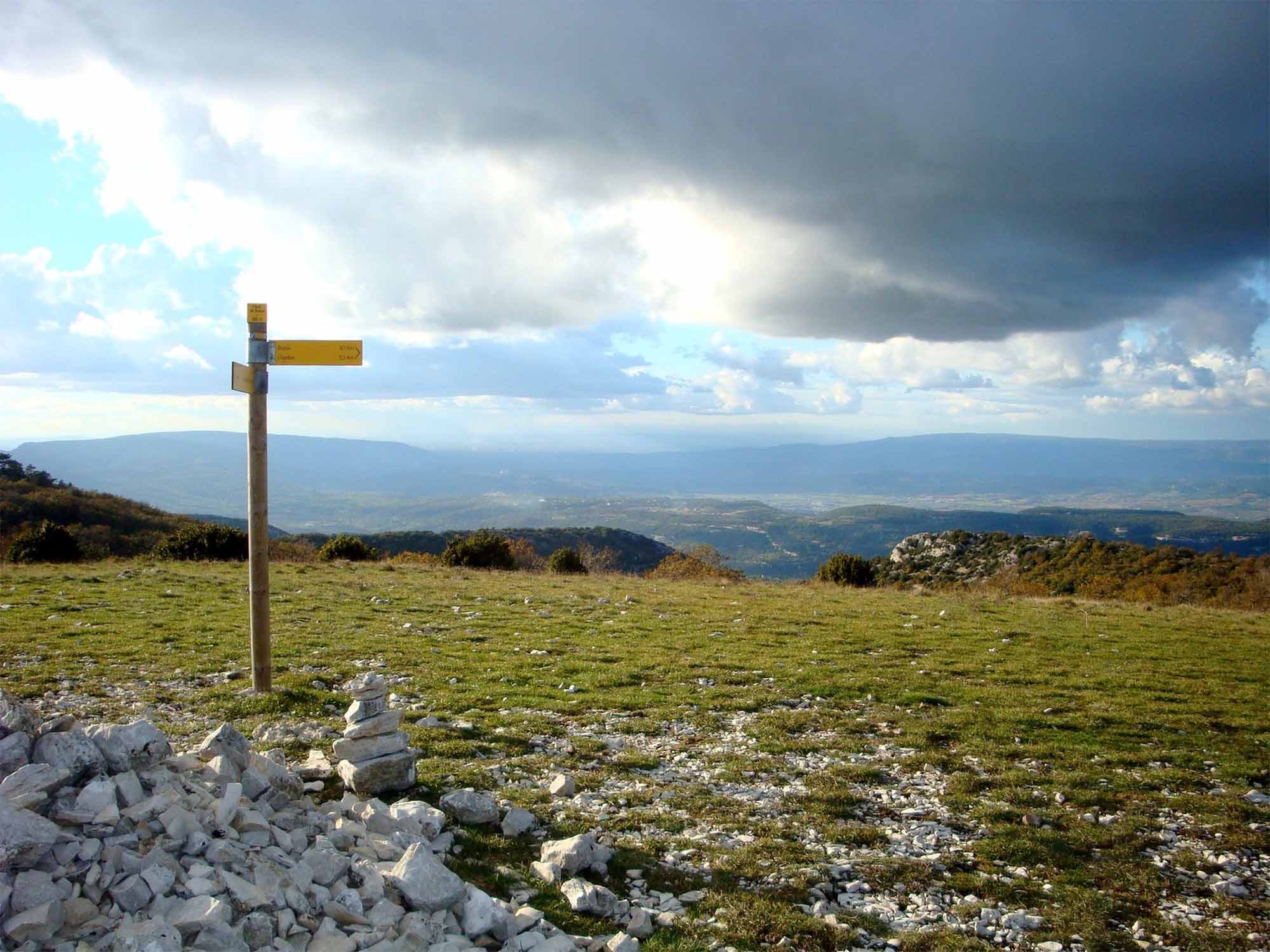 Blick auf die Plateaus des Pelat de Buoux auf 902 m Höhe