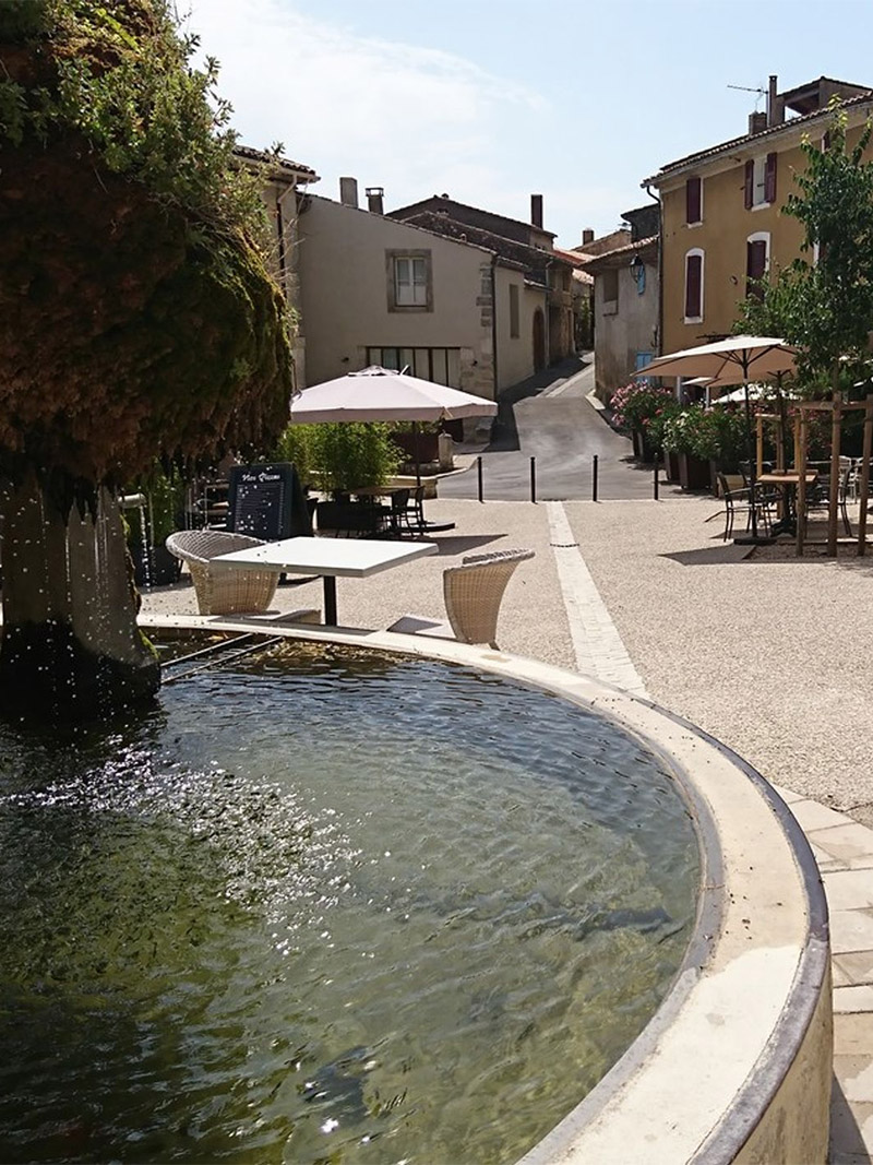 Moosbewachsener Brunnen im Herzen des Dorfes Vaugines
