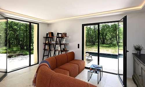 Salon donnant sur la piscine