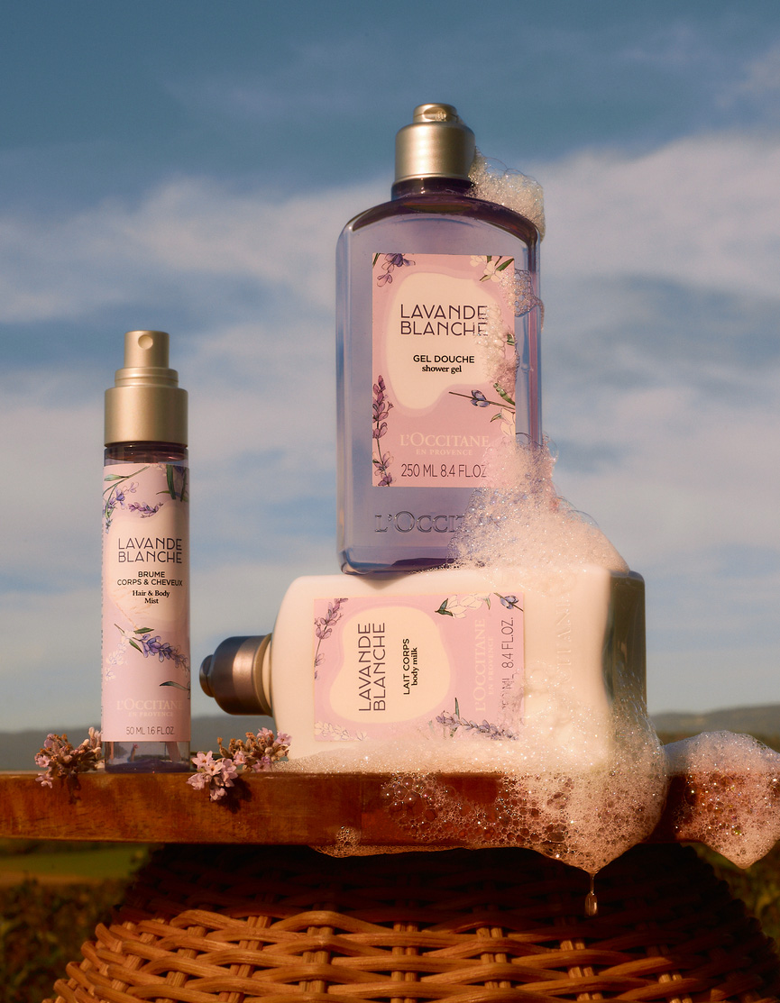 Produkte der Lavande Blanche-Serie von L’OCCITANE en Provence in einem Korb ausgestellt
