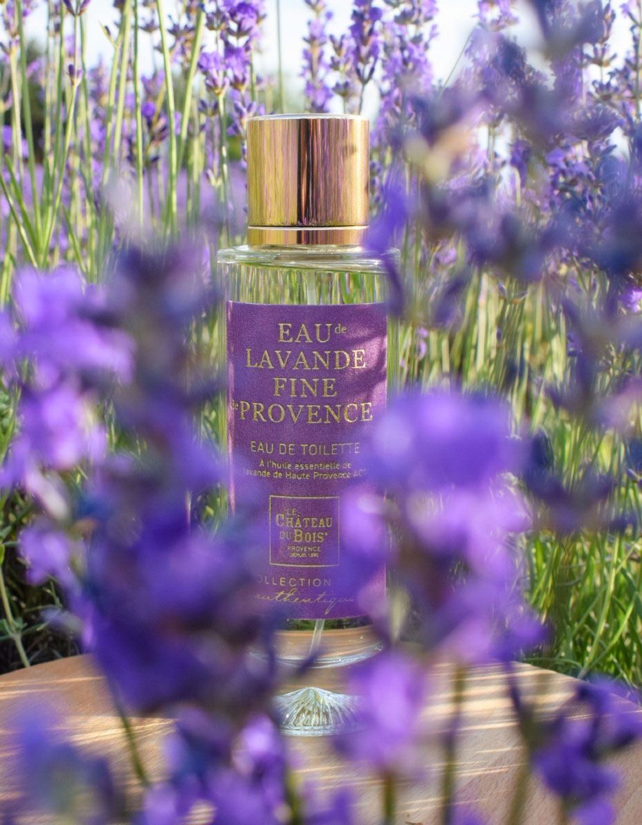 Flakon mit Lavendel Eau de Toilette vom Château du Bois in einem blühenden Lavendelfeld