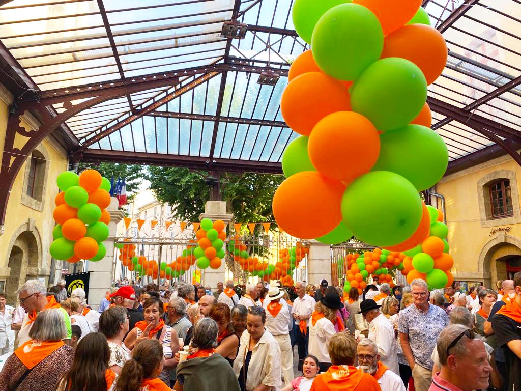 Festliche Atmosphäre mit bunten Luftballons beim Melonenfest in Cavaillon