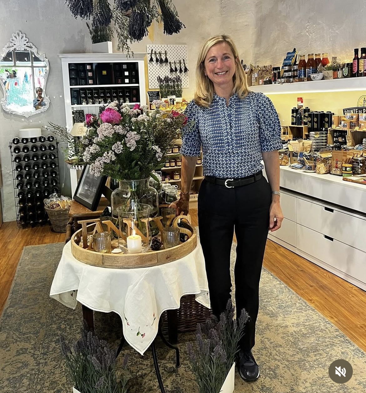 Innenraum von Maison Fanny’s in Lourmarin mit der Gründerin