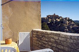 Herrlicher Blick auf das Dorf Gordes von der Terrasse des Moulin de Bel Air